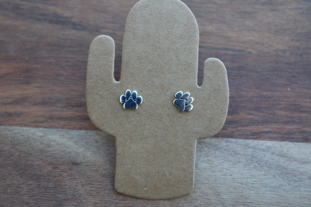 Paw studs